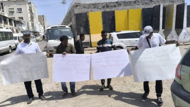 صورة مودعون يحاصرون البنك المركزي بعدن احتجاجاً على تجويعهم المالي وعدم صرف رواتبهم