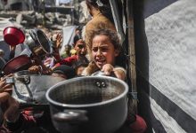 صورة مئات الآلاف من فلسطينيي غزة يتناولون وجبة واحدة كل يومين أو ثلاثة