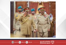 صورة جلالة الملك المعظم القائد الأعلى للقوات المسلحة يستقبل القائد العام لقوة دفاع البحرين وكبار الضباط