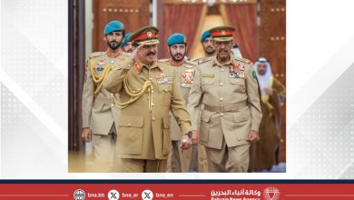 صورة جلالة الملك المعظم القائد الأعلى للقوات المسلحة يستقبل القائد العام لقوة دفاع البحرين وكبار الضباط