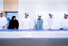 صورة أحمد بن سعيد ومنصور بن محمد يطّلعان على برنامج «إعادة تصميم رحلة المريض»