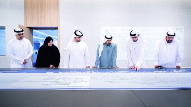 صورة أحمد بن سعيد ومنصور بن محمد يطّلعان على برنامج «إعادة تصميم رحلة المريض»