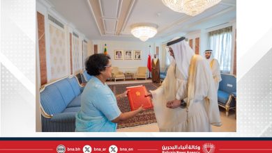 صورة وزير الخارجية يتسلم نسخة من أوراق اعتماد سفير جمهورية سريلانكا الديمقراطية الاشتراكية المعينة لدى مملكة البحرين