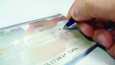 صورة محتالون يستدرجون بائعي سيارات فارهة بأسعار مغرية وشيكات «مضروبة»