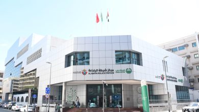 صورة شرطة دبي تفاجئ صاحب محل بالقبض على عصابة سرقته «دون أن يعلم»