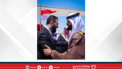 صورة سمو الشيخ ناصر بن حمد آل خليفة ممثل جلالة الملك للأعمال الإنسانية وشؤون الشباب في مقدمة مستقبلي فخامة الرئيس السوري لدى وصوله إلى البلاد
