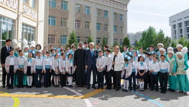 صورة خالد بن محمد بن زايد يزور مدرسة الشيخ خليفة بن زايد آل نهيان في أستانا