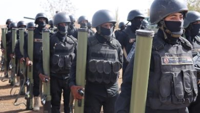 صورة قوات الأمن الخاصة بحافظة مأرب تحتفل بتخرج قوات ضاربة تلقت تدريبات متقدمة على مختلف أنواع الأسلحة ومهارات قتالية في المناطق المغلقة والمفتوحة. صور