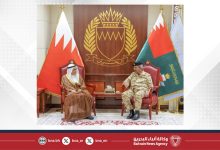 صورة القائد العام لقوة دفاع البحرين يستقبل رئيس المجلس الأعلى للصحة رئيس مجلس إدارة جمعية الحكمة للمتقاعدين وأعضاء من مجلس إدارة جمعية الحكمة للمتقاعدين بقوة الدفاع