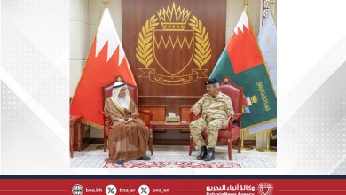صورة القائد العام لقوة دفاع البحرين يستقبل رئيس المجلس الأعلى للصحة رئيس مجلس إدارة جمعية الحكمة للمتقاعدين وأعضاء من مجلس إدارة جمعية الحكمة للمتقاعدين بقوة الدفاع