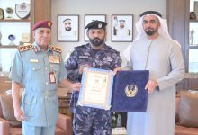 صورة سيف بن زايد يكرم شرطياً من شرطة رأس الخيمة تقديراً لشجاعته