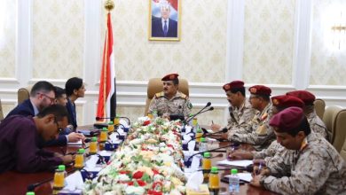 صورة وزير الدفاع يبلغ الحكومة البريطانية  ان كافة الشكيلات العسكرية هدفها استكمال عملية التحرير واستعادة مؤسسات الدولة