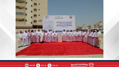 صورة رئيس مجلس الأوقاف السنية يضع حجر الأساس لمسجد عائشة بنت محمد بوعلي بالحد