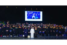 صورة منصور بن محمد يشهد تخريج الدفعة 28 من الجامعة الأميركية في دبي