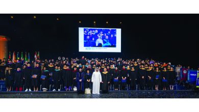 صورة منصور بن محمد يشهد تخريج الدفعة 28 من الجامعة الأميركية في دبي