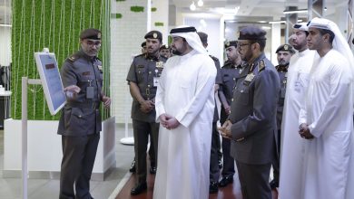 صورة أحمد بن محمد يطّلع على سير العمل في “إقامة دبي”