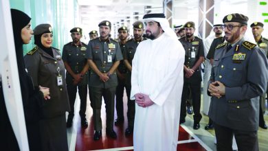 صورة أحمد بن محمد يطّلع على سير العمل في «إقامة دبي»