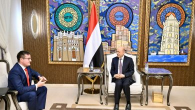 صورة الرئيس اليمني يزور روسيا نهاية مايو.. العليمي يشيد بالموقف الروسي تجاه اليمن وشعبه وشرعيته الدستورية