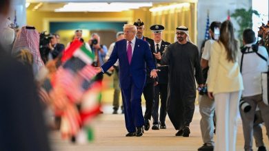 صورة محمد بن زايد في مقدمة مستقبليه.. ترامب يصل إلى الإمارات