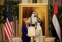 صورة محمد بن زايد يمنح الرئيس الأميركي “وسام زايد”