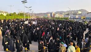 صورة عدن تغلي: نساء تشعل انتفاضة غاضبة وسط ظلام وانهيار شامل.. والكارثة تقترب