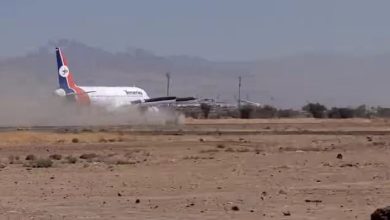 صورة غبار كثيف يغطى مدرج مطار صنعاء لحظة هبوط أول طائرة للخطوط الجوية اليمنية (صور)