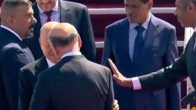 صورة وفد مجلس القيادة الرئاسي في القمة العربية يكسر بروتوكول الاستقبال الدبلوماسي … إشارات توحي إلى تباين داخلي و خلل في وحدة القرار  .. رأي  قانوني