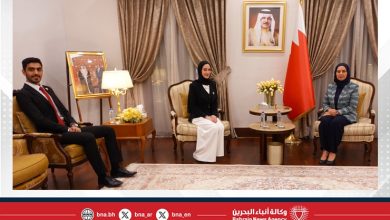صورة سفيرة مملكة البحرين لدى جمهورية مصر تستقبل الشباب البحريني المشارك بمنحة ناصر للقيادة الدولية