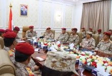 صورة وزير الدفاع يرأس إجتماعا عسكريا هاما للإطلاع على الموقف العملياتي والميداني في مختلف جبهات ومحاور القتال.