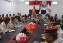 صورة اجتماع عسكري هام بمدينة عدن برئاسة وزير الدفاع وحضور رئيس الأركان العامة