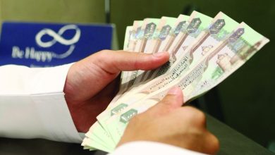 صورة متعاملون ينتقدون رفع الحد الأدنى للرصيد إلى 5000 درهم ويطالبون «المركزي» بالتدخل