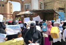 صورة يحملن الفوانيس وقانين الماء الفارغة.. نساء تعز يخرجن احتجاجًا على انهيار الوضع الخدمي و المعيشي