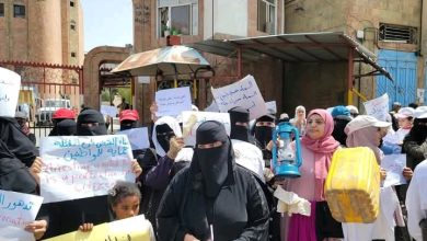 صورة يحملن الفوانيس وقانين الماء الفارغة.. نساء تعز يخرجن احتجاجًا على انهيار الوضع الخدمي و المعيشي