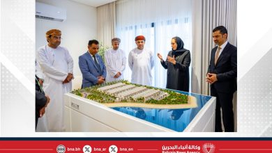 صورة خلال زيارة ميدانية لمدينة سلمان بحضور وزيري البلديات والكهرباء.. وزيرة الإسكان والتخطيط العمراني تستعرض المسيرة الإسكانية والمشاريع المطورة مع وزير الإسكان العماني