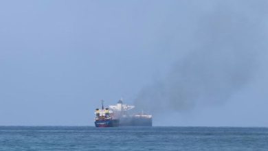 صورة روسيا تجلي طاقم ناقلة نفط تعرضت لأضرار كبيرة أثر قصف شنته أمريكا على اليمن