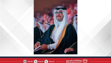 صورة سمو الشيخ عيسى بن سلمان بن حمد وسمو الشيخ محمد بن سلمان بن حمد يحضران حفل تخرج الفوج الرابع والثلاثين من مدرسة ابن خلدون الوطنية