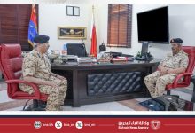 صورة القائد العام لقوة دفاع البحرين يقوم بزيارة تفقدية إلى إحدى وحدات قوة دفاع البحرين
