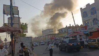 صورة انفجار محل بيع أسلحة في تعز يخلف قتلى وجرحى
