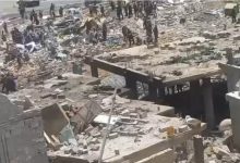 صورة أكبر عملية تشييع سرية في المنطقة.. مليشيا الحوثي تجبر أهالي ضحايا انفجار صرف بدفنهم سرا وتمنع إقامة مراسيم عزاء