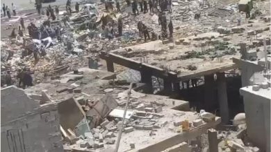 صورة أكبر عملية تشييع سرية في المنطقة.. مليشيا الحوثي تجبر أهالي ضحايا انفجار صرف بدفنهم سرا وتمنع إقامة مراسيم عزاء