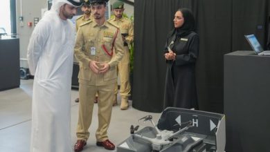 صورة منصور بن محمد يطّلع على أنظمة مركز الطائرات المسيّرة في شرطة دبي