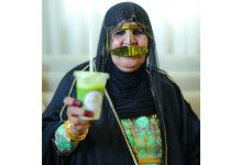 صورة «الجدة حليمة» ساعدت ابنتها بفيديو «الماتشا» فتحولت إلى وجه إعلاني
