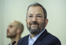 صورة إيهود باراك يقارن بين قتال الجيش الإسرائيلي لحماس وقتاله لجيشين عربيين.. لمن تميل الكفة؟