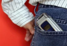 صورة هذا ما يحدث لصحة الرجال عند وضع الهاتف في “الجيب”