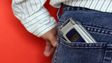 صورة هذا ما يحدث لصحة الرجال عند وضع الهاتف في “الجيب”