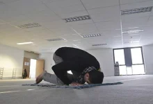صورة حكم من صلى دون أن يتحرى جهة القبلة.. الإفتاء توضح حكم صلاته وهل عليه إ