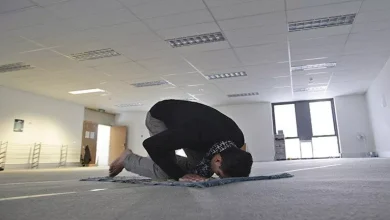 صورة حكم من صلى دون أن يتحرى جهة القبلة.. الإفتاء توضح حكم صلاته وهل عليه إ