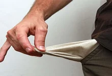 صورة يفعلها كثيرون.. انتبه 7 أشياء تجعلك فقيرا