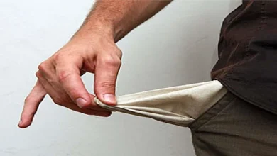 صورة يفعلها كثيرون.. انتبه 7 أشياء تجعلك فقيرا