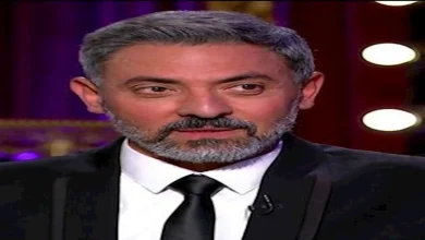 صورة فتحي عبدالوهاب يمازح نجله: “واخد التيشيرت والكوتشي بتوعي”